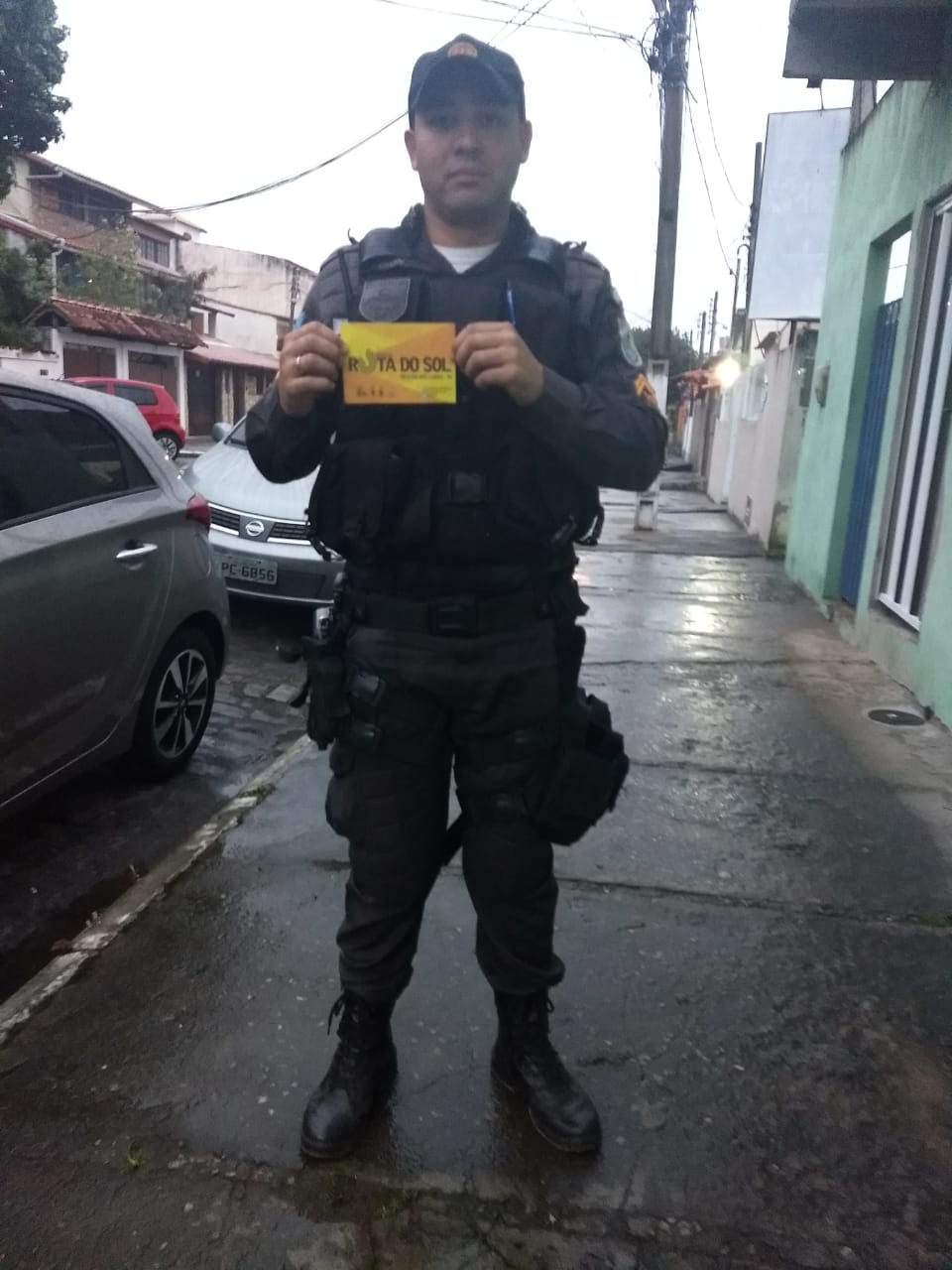 Policiais do 25º BPM entregam folhetos do Disque Denúncia durante Arrastão do Bem